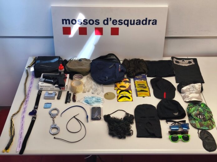 Vista de los artículos incautados por los Mossos al violador tras su detención en Castelldefels (Mossos).