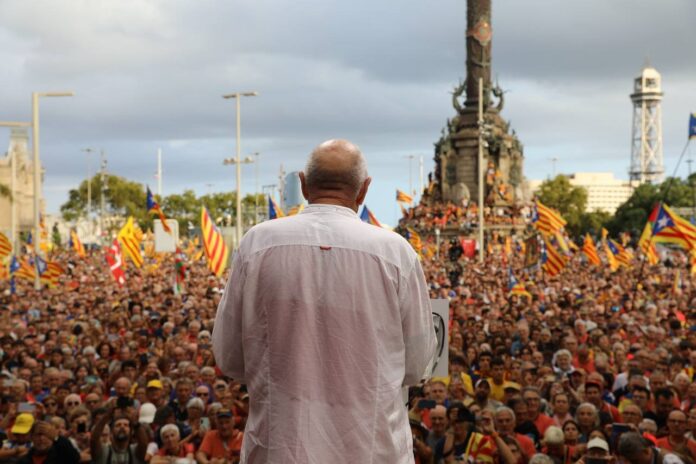 El presidente de la Assemblea Nacional Catalana, Lluís Llach, en un momento de su intervención al cierre de la manifestación (ANC).