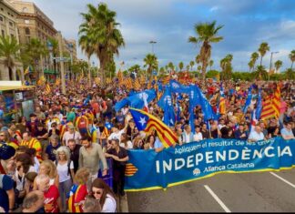 Representantes de Aliança Catalana en la manifestación separatista del 11 de septiembre.
