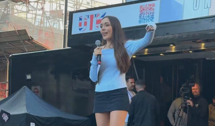 Un momento de la intervención de Ada Lluch ante los miles de manifestantes que participaron en la protesta contra la inmigración irregular celebrada en Londres a principios de septiembre.