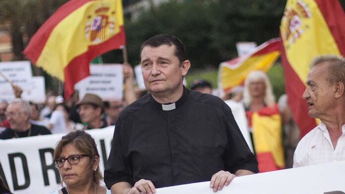 El padre Custodio Ballester en una manifestación.