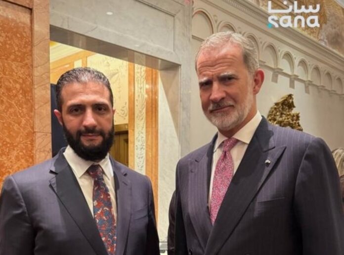El presidente de Siria y anterior líder del grupo terrorista islamista Frente Al-Nusra, Ahmad Al-Shara , junto a Felipe VI en la ONU este jueves.