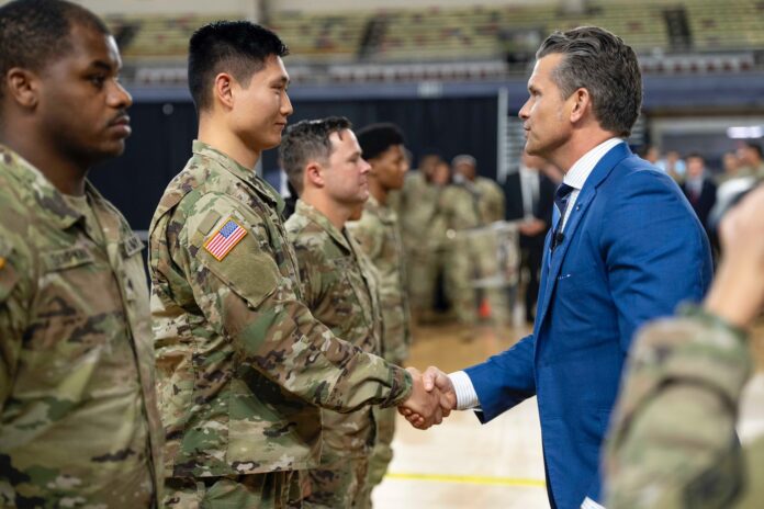 El actual secretario de Defensa y nuevo responsable de Guerra norteamericano, Pete Hegseth, saludando a un soldado.