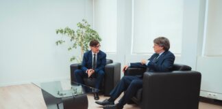 Un momento de la reunión mantenida entre Salvador Illa y Carles Puigdemont en la delegación de la Generalitat en Bruselas.