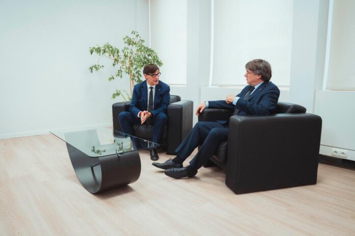 Un momento de la reunión mantenida entre Salvador Illa y Carles Puigdemont en la delegación de la Generalitat en Bruselas.