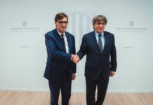 Salvador Illa y Carles Puigdemont minutos antes de comenzar la reunión que han mantenido en Bruselas.
