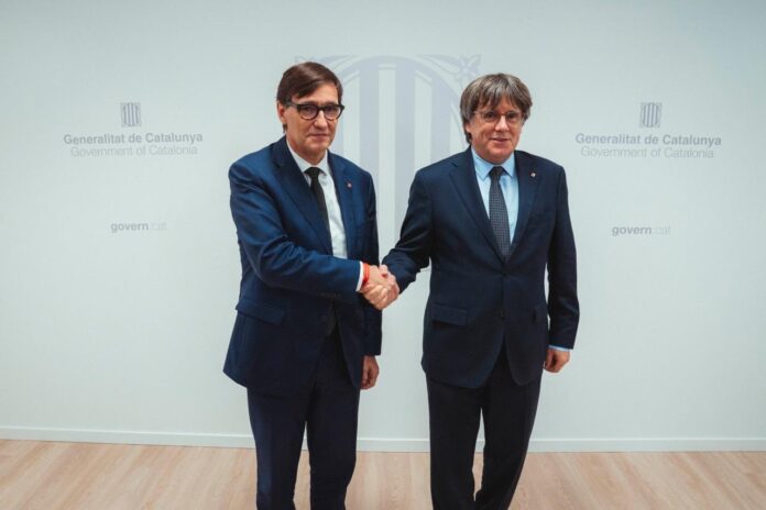 Salvador Illa y Carles Puigdemont minutos antes de comenzar la reunión que han mantenido en Bruselas.