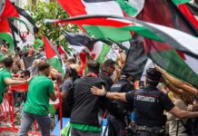 Manifestantes propalestinos en la línea de meta de La Vuelta en Bilbao (X).