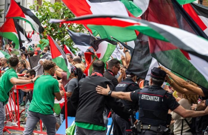 Manifestantes propalestinos en la línea de meta de La Vuelta en Bilbao (X).