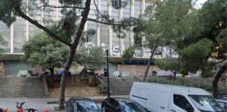 Tiendas de campaña en los bajos de un edificio ubicado en la calle Lleida, en Montjuïc (Google Maps).