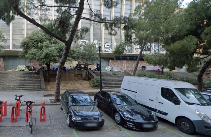 Tiendas de campaña en los bajos de un edificio ubicado en la calle Lleida, en Montjuïc (Google Maps).