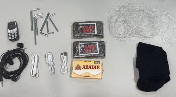 Imagen de los artículos incautados por los Mossos tras la detención del hombre acusado de introducir drogas y móviles en Brians 1 con un dron.