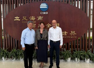 Blanca Sorigué en su visita al Instituto Chino para la Reforma y el Desarrollo (CIRD), donde fue recibida por su presidente (CIRD), Chi Fulin.