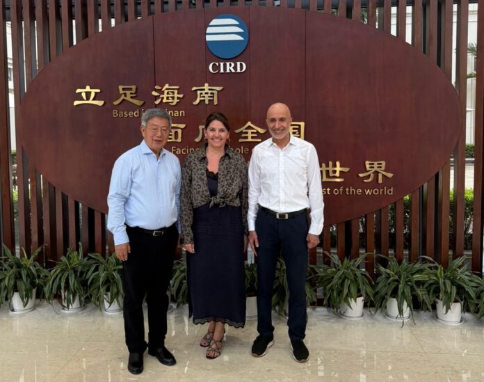 Blanca Sorigué en su visita al Instituto Chino para la Reforma y el Desarrollo (CIRD), donde fue recibida por su presidente (CIRD), Chi Fulin.