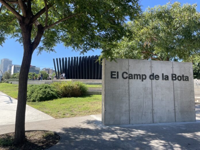 G1hFdCwWYAAgoS1 Vista del Bosc de Empremtes, de Francesc Abad, en el Camp de La Bota.