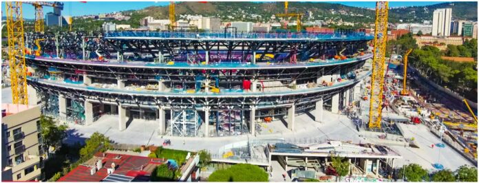 Vista exterior del Camp Nou en obras.