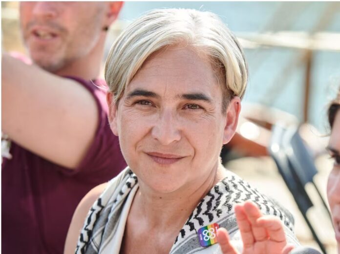 La exalcaldesa de Barcelona, Ada Colau, es una de las participantes en la Flotilla de Gaza.