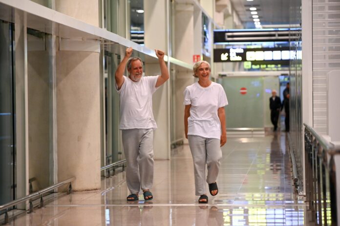 Jordi Coronas junto a Ada Colau en el Aeropuerto del Prat, tras regresar de Israel (ERC).