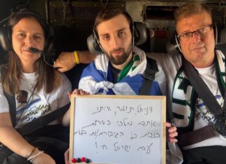 El rehén israelí Matan Angrest a bordo del helicóptero que lo ha devuelto a casa dos años de cautiverio en manos del grupo terrorista Hamás.