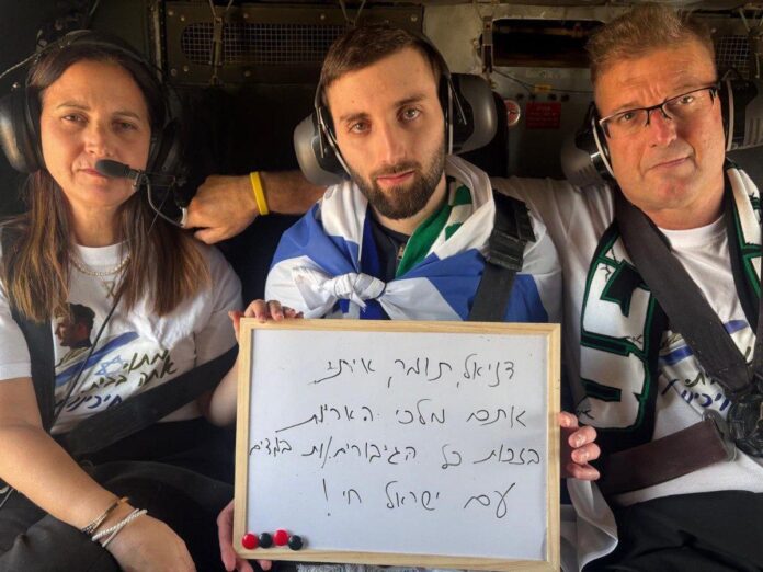 El rehén israelí Matan Angrest a bordo del helicóptero que lo ha devuelto a casa dos años de cautiverio en manos del grupo terrorista Hamás.