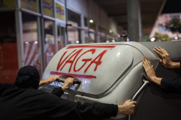Un contenedor de basura con la palabra 