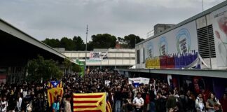 Manifestación de estudiantes en la Universidad Autónoma de Barcelona con esteladas y pancartas durante una protesta en el campus.