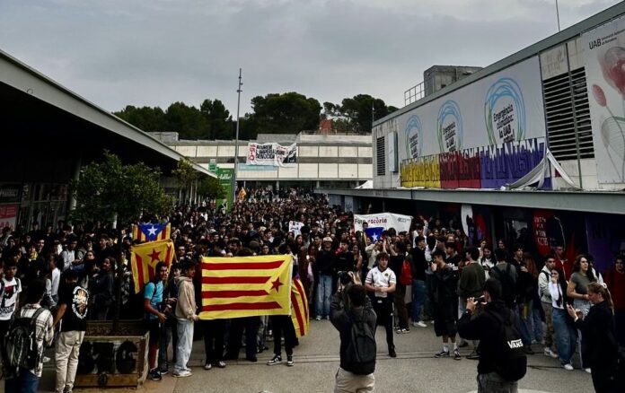 Manifestación de estudiantes en la Universidad Autónoma de Barcelona con esteladas y pancartas durante una protesta en el campus.