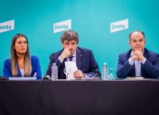 Puigdemont defiende ante la cúpula del partido la ruptura de Junts con Pedro Sánchez De izquierda a derecha, Miriam Nogueras, Carles Puigdemont y Jordi Turull durante la reunión de la permanente de Junts en Perpignan.