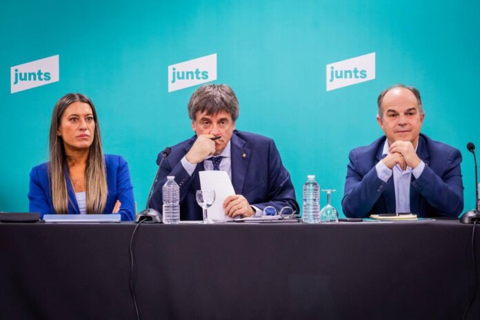De izquierda a derecha, Miriam Nogueras, Carles Puigdemont y Jordi Turull durante la reunión de la permanente de Junts en Perpignan.