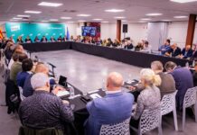 Puigdemont pretende llevar a Sánchez al mismo caos que provocó la caída del Govern de ERC Momento de la reunión de la permanente de Junts este lunes en Perpignan.