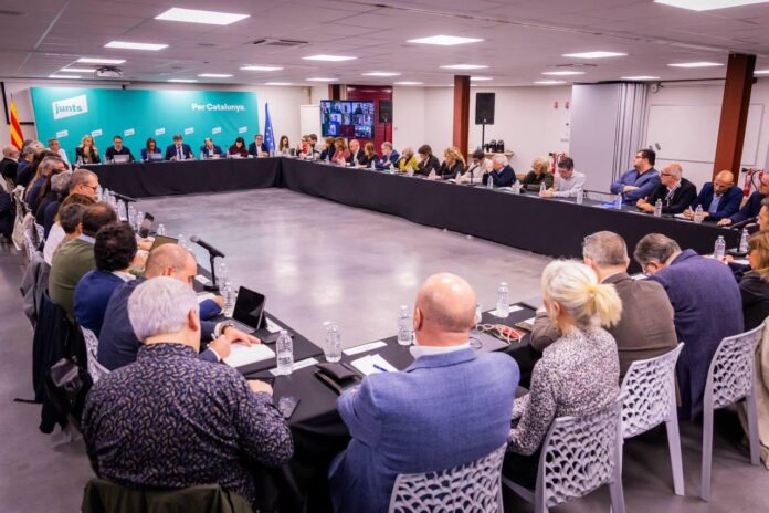 G4Q_La9XUAAGZwM Momento de la reunión de la permanente de Junts este lunes en Perpignan.