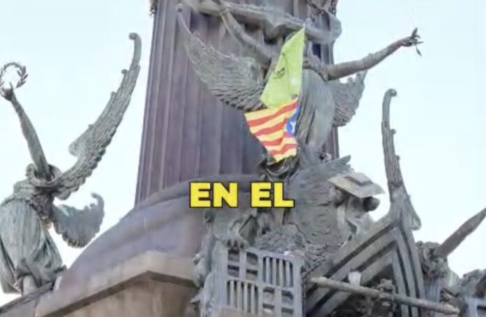 Captura de pantalla del vídeo con el que VOX ha denunciado la presencia de esteladas en el monumento a Colón de Barcelona.