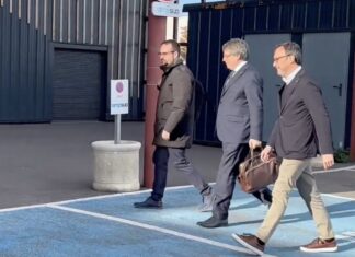 La cúpula de Junts decide este lunes en Perpignan si saca o no a Sánchez de La Moncloa En el centro de la imagen, Carles Puigdemont acompañado de dos miembros de Junts a su llegada a Perpignan para la reunión que mantiene la cúpula del partido en la localidad francesa.
