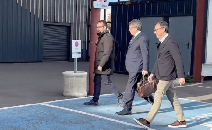 Imagen 27-10-25 a las 11.20 En el centro de la imagen, Carles Puigdemont acompañado de dos miembros de Junts a su llegada a Perpignan para la reunión que mantiene la cúpula del partido en la localidad francesa.