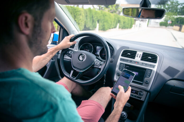 El móvil es la principal distracción al volante entre los conductores de Cataluña (Govern).