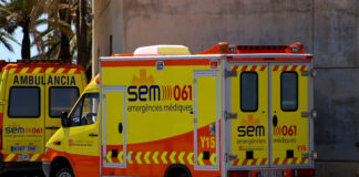 Una ambulancia del SEM aparcada en una calle de Barcelona.