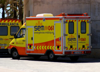 Una ambulancia del SEM aparcada en una calle de Barcelona.