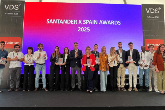 Representantes de Santander España con los ganadores de los Santander X Spain Award 2025.