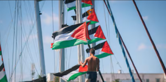 Banderas palestinas en uno de los barcos que participó en la anterior edición de la flotilla a Gaza.