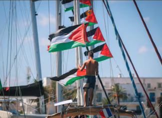 Banderas palestinas en uno de los barcos que participó en la anterior edición de la flotilla a Gaza.