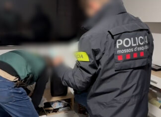 Los Mossos desarticulan una red criminal que estafó más de 1 millón de euros en operaciones inmobiliarias en toda España Momento de uno de los registros llevados a cabo por agentes de la Guardia Civil y los Mossos.