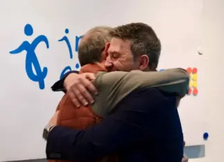 Rafael Arenas y José Domingo se funden en un abrazo en el momento del cambio de presidencia de Impulso Ciudadano.