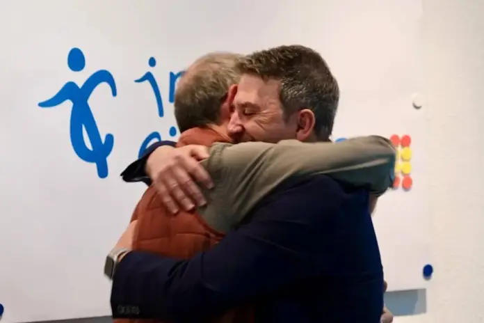 Rafael Arenas y José Domingo se funden en un abrazo en el momento del cambio de presidencia de Impulso Ciudadano.