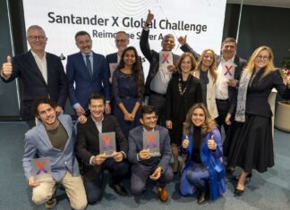 Foto de familia de los premiados en la Santander X Global Challenge | Reimagine Silver Age.