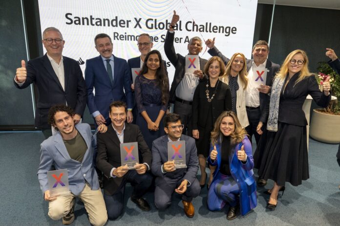 Foto de familia de los premiados en la Santander X Global Challenge | Reimagine Silver Age.