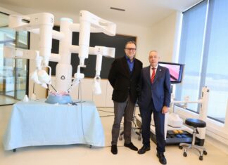 La robótica quirúrgica mínimamente invasiva de RobSurgical se une al ecosistema de DFactory Barcelona Mario Ferradosa, Managing Director de RobSurgical, y Pere Navarro, el delegado especial del Estado en el Consorci de la Zona Franca de Barcelona (CZFB).