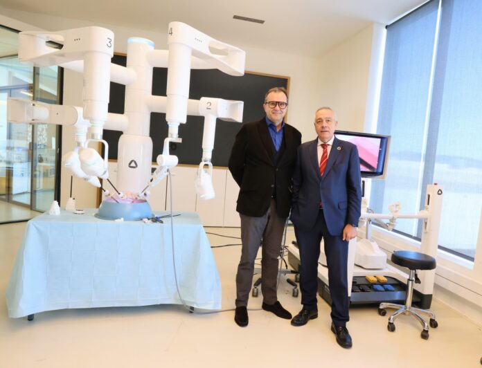 Mario Ferradosa, Managing Director de RobSurgical, y Pere Navarro, el delegado especial del Estado en el Consorci de la Zona Franca de Barcelona (CZFB).