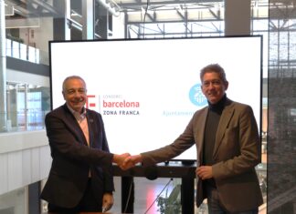 El delegado especial del Estado en el CZFB, Pere Navarro, y el alcalde de L'Hospitalet, David Quirós, tras firmar el acuerdo.