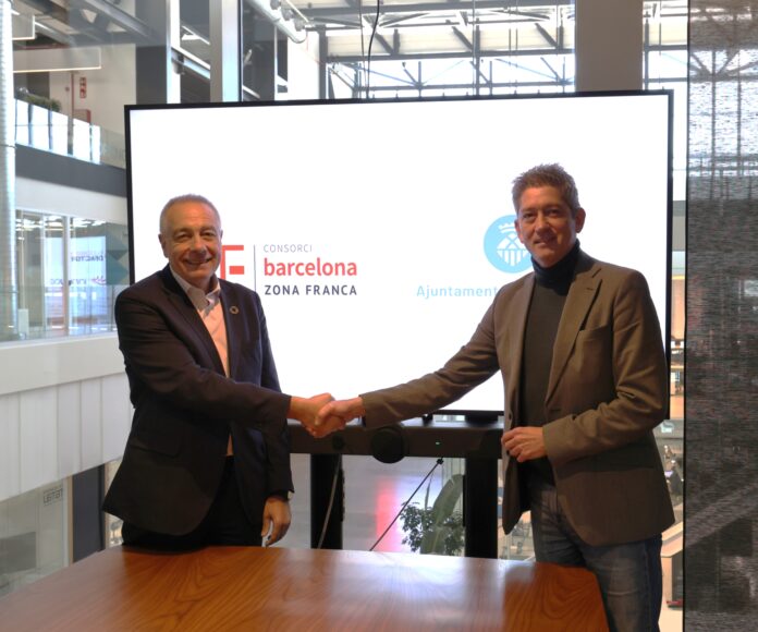 El delegado especial del Estado en el CZFB, Pere Navarro, y el alcalde de L'Hospitalet, David Quirós, tras firmar el acuerdo.