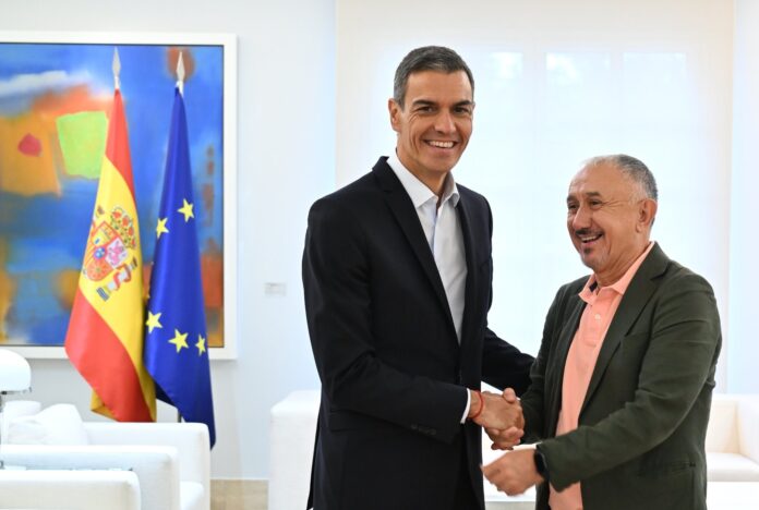 Pedro Sánchez junto al secretario general de UGT, Pepe Álvarez, el pasado mes de septiembre.